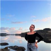 Profesora de inglés con nivel C1 acreditado y grado en lenguas modernas. Clases online para todas las edades y certificaciones